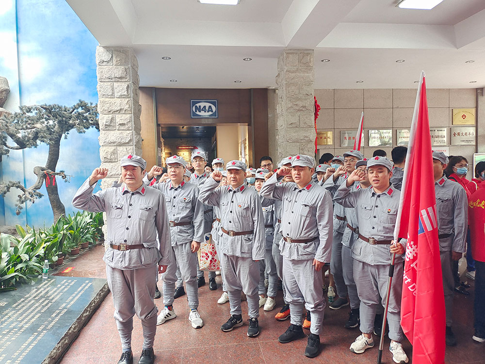 4港口发展机关支部结合供给链支部赴句容茅山新四军留想馆发展党史教育活动。在新四军留想馆展馆大厅，整个党员面对党旗，高举右手沉温入党誓词，再次体味作为一名共产党员的责任感和使命感。.jpg